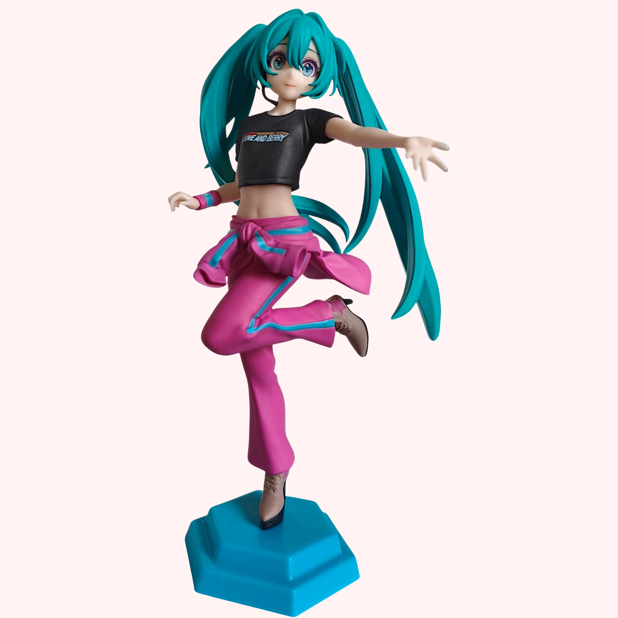 Figurine Hatsune Miku x Love and Berry – Berry Costume Ver – Desktop x Decorate Collections – SEGA